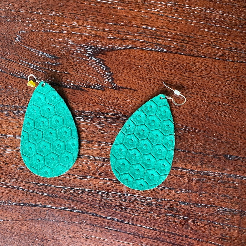 Nickel and suede lightweight leather teardrop earrings Fern Blossom color medium